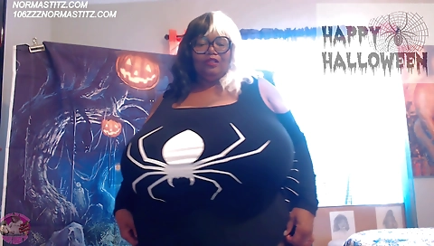 Big booty mature woman shows off her legs and gets on