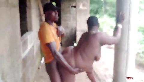 Amateur ebony milf rides big butt on outdoor stage