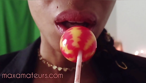 Sexy ebony slut sucks and gapes on her lover's lollipop