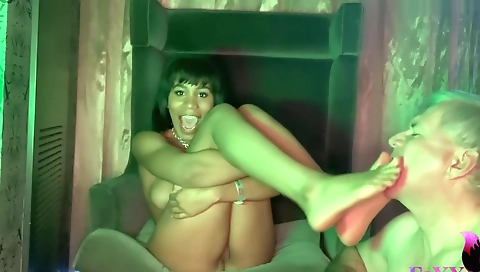 Slutty ebony chick in shorts is getting fucked in the feet