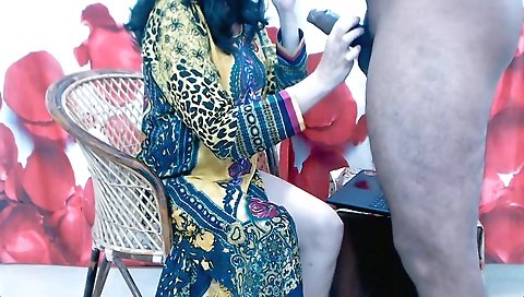 Indian brunette gives a blowjob and gets creampie in pussy